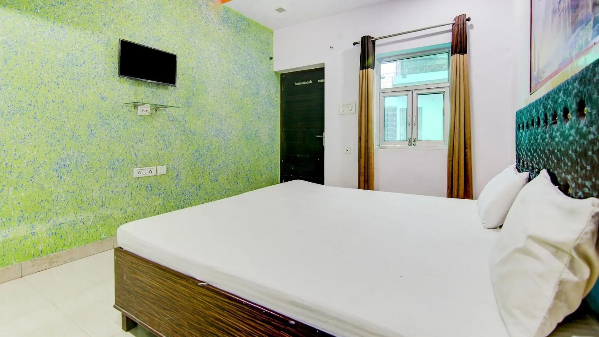 Spot On Relax Inn Tajganj