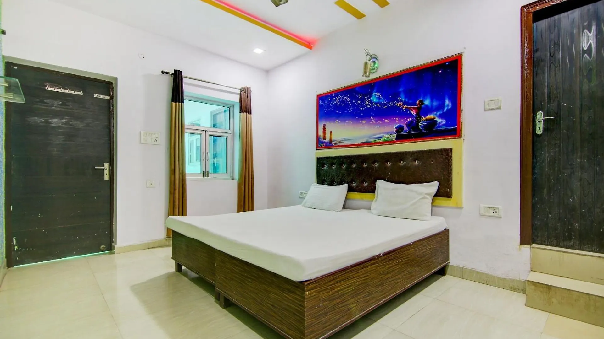 Spot On Relax Inn Tajganj Hotel