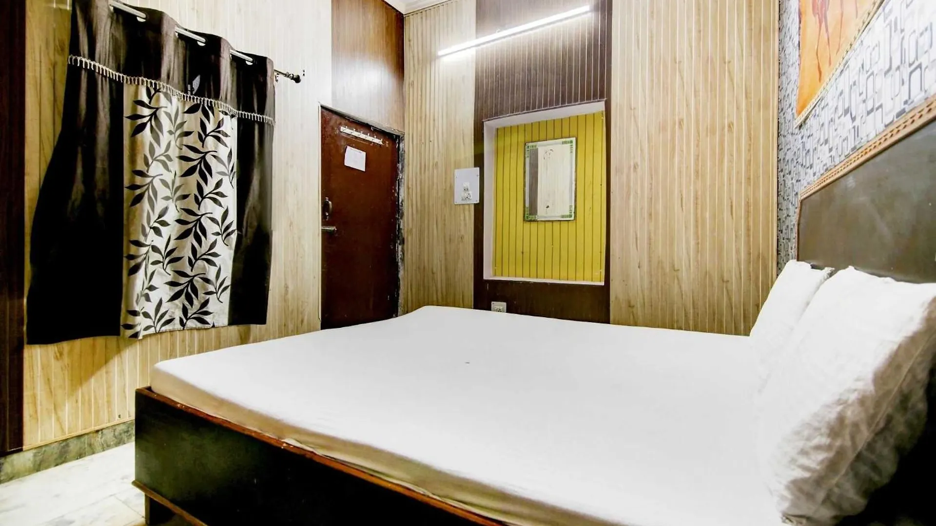 ** Hotel Spot On Relax Inn Tajganj India
