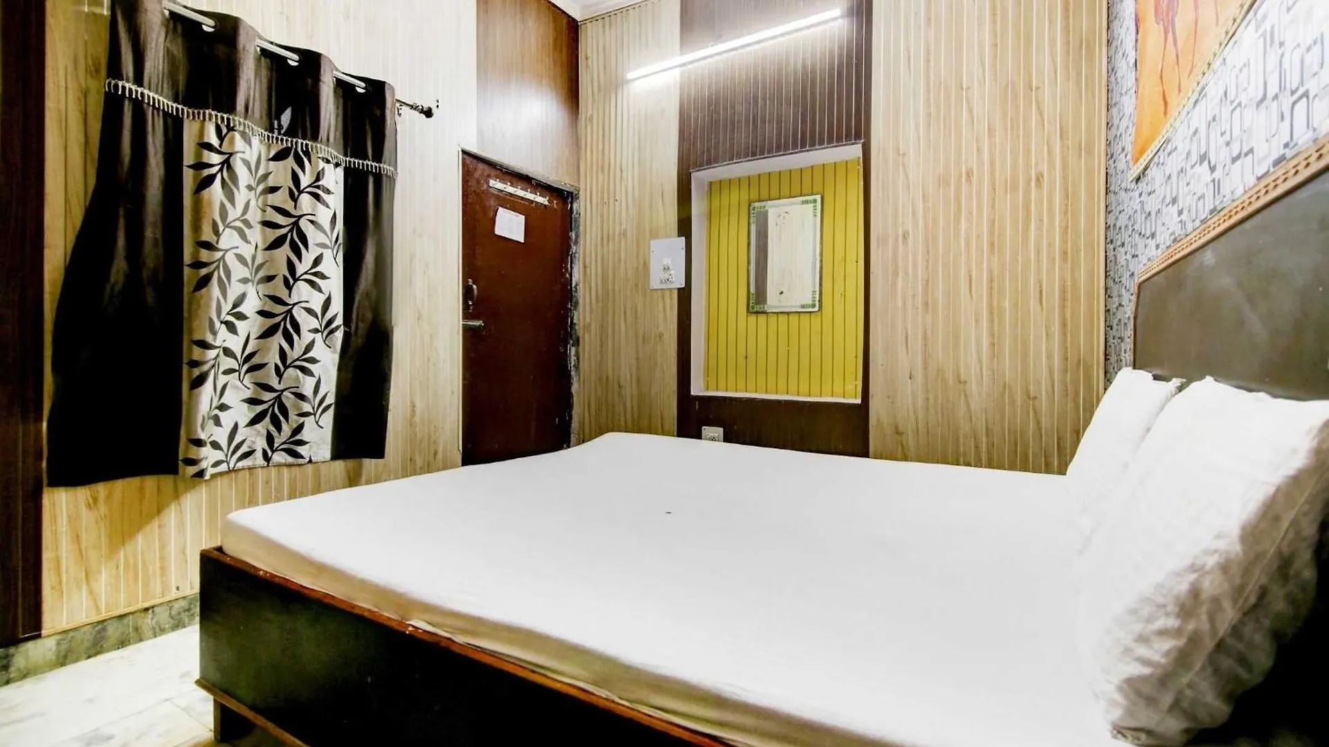 Spot On Relax Inn Tajganj Hotel