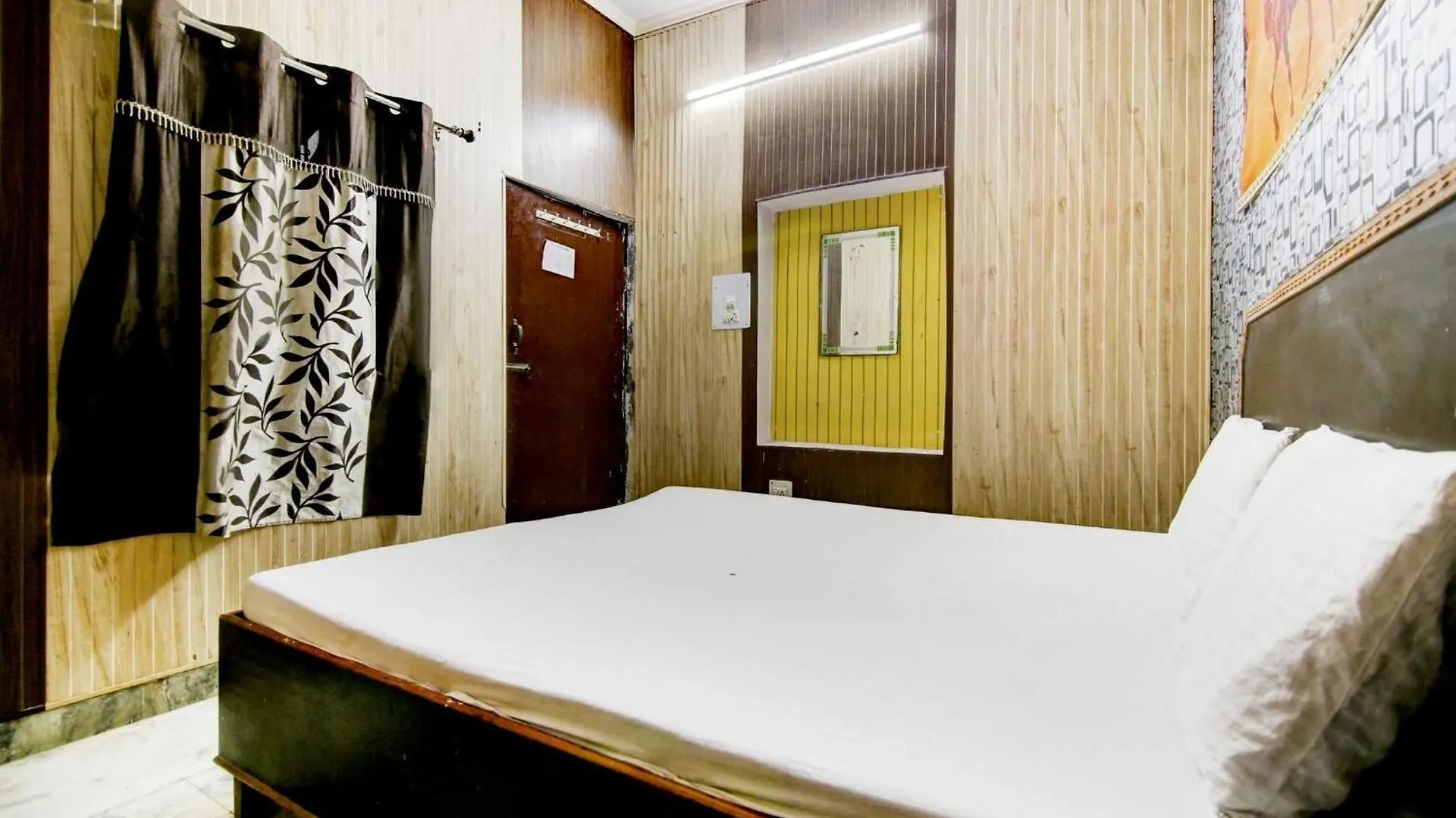 Spot On Relax Inn Tajganj Hotel