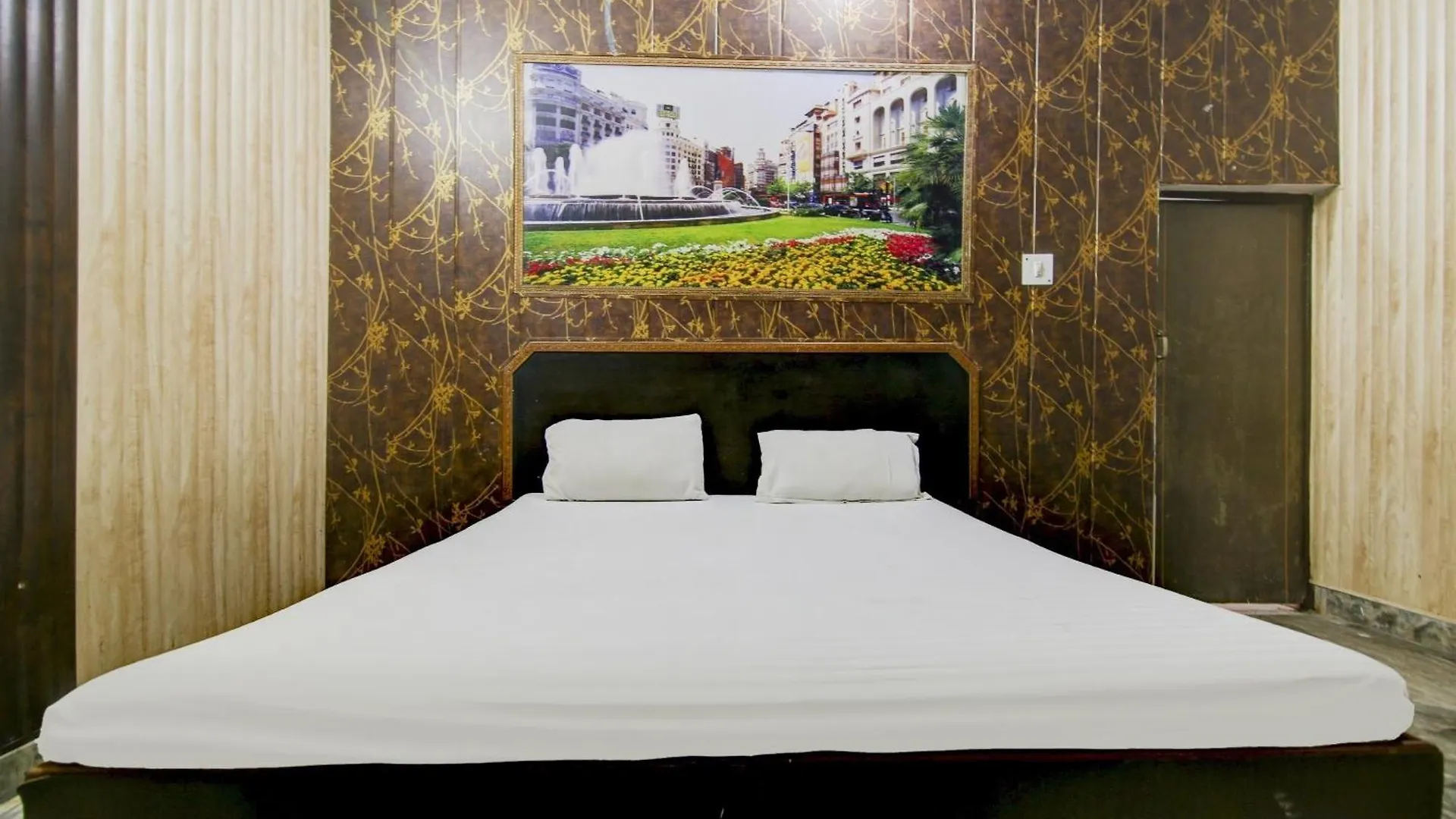 Hotel Spot On Relax Inn Tajganj