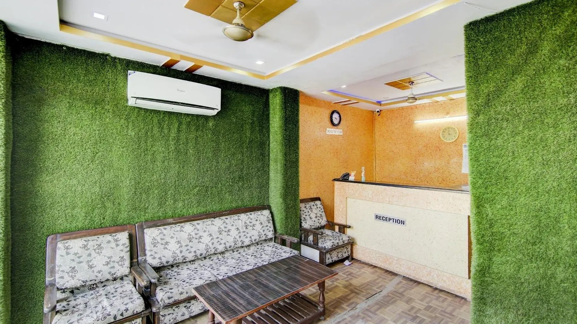 Spot On Relax Inn Tajganj Hotel