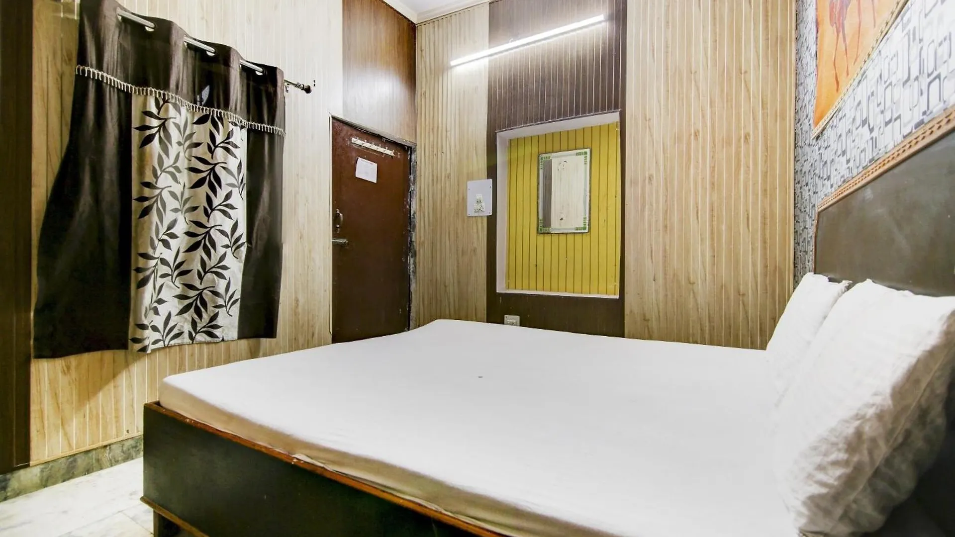 Spot On Relax Inn Tajganj Hotel