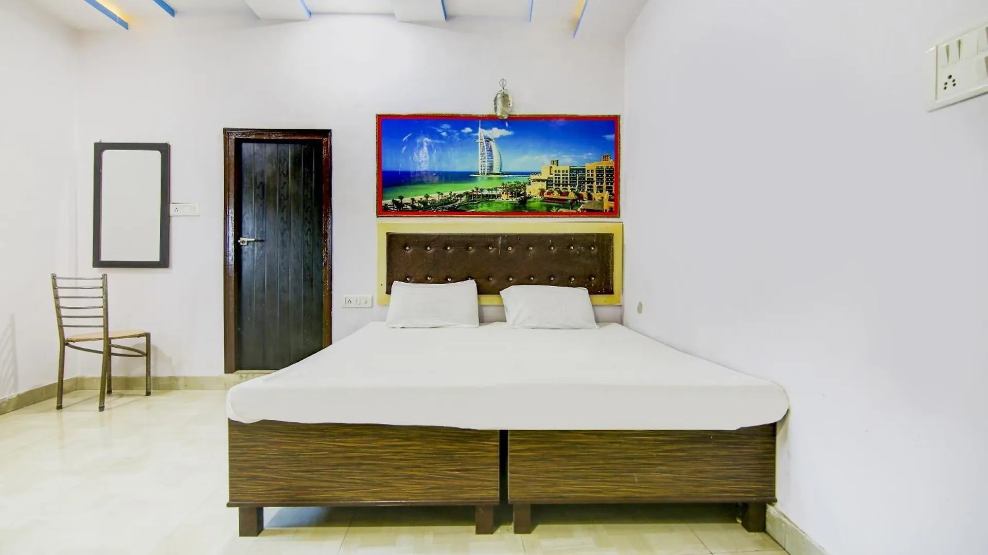 Spot On Relax Inn Tajganj Hotel