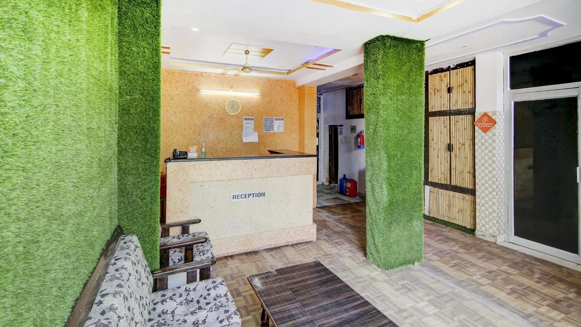 Spot On Relax Inn Tajganj Hotel