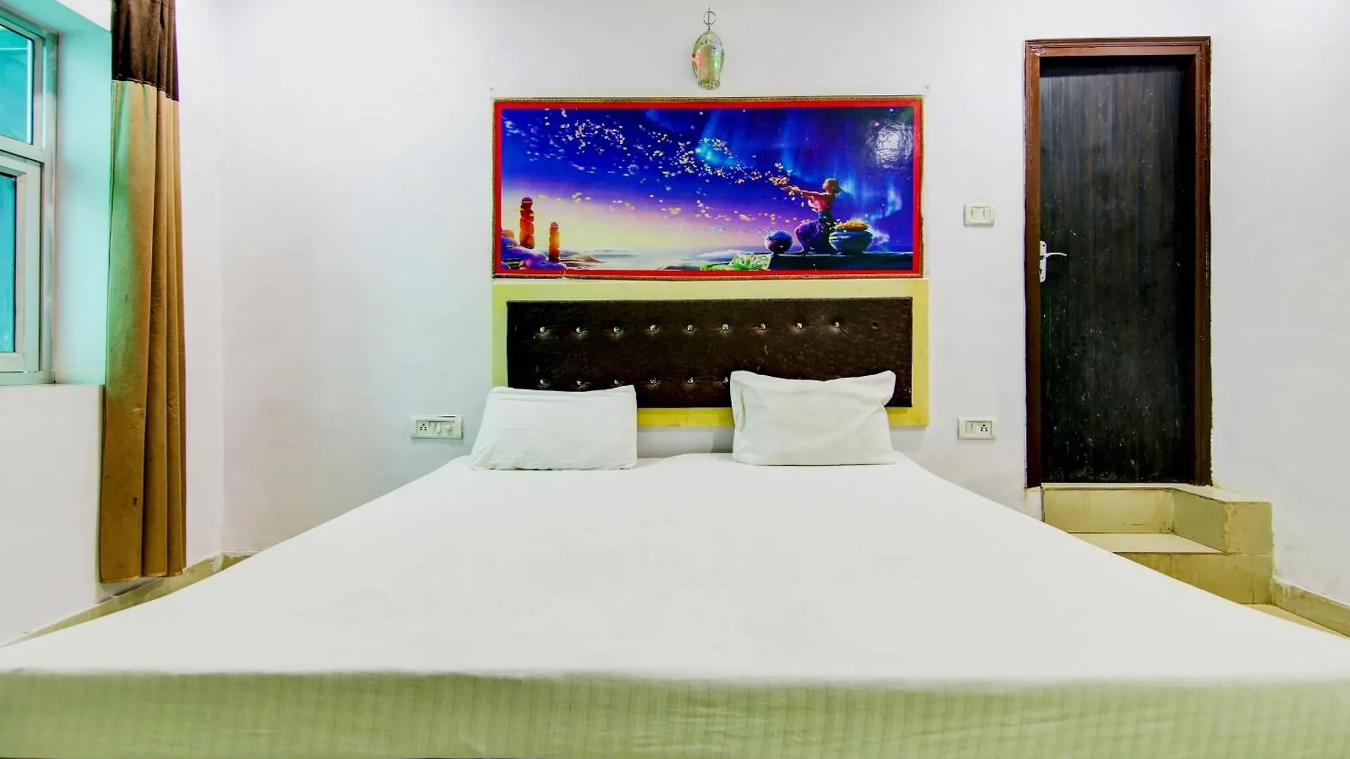 Spot On Relax Inn Tajganj Hotel